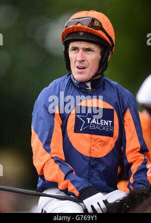 Pferderennen - Newton Abbot Racecourse. Tony McCoy, nachdem er in seinem ersten Rennen auf der Newton Abbot Racecourse, Newton Abbot, Dritter wurde. Stockfoto