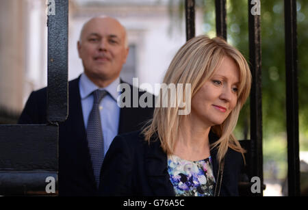 Der Staatssekretär für Arbeit und Renten, Iain Duncan Smith, und die Arbeitsministerin Esther McVey kommen in der Downing Street 10 in London an, während David Cameron den letzten Schliff für eine Neuordnung setzt, bei der erwartet wird, dass mehr Frauen in Schlüsselpositionen befördert werden. Stockfoto