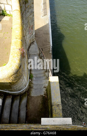 Treppen auf St. Servatius Brücke hinunter zum Boot Verankerungsbereich. Stockfoto