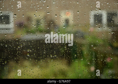 Ein regnerischer Tag in Limburg. Regentropfen am Fenster. Stockfoto