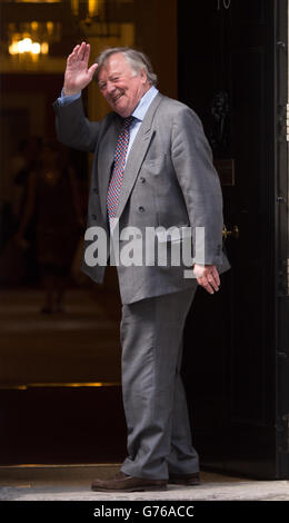 Ken Clarke, Minister ohne Portfolio, kommt in der Downing Street 10 in London an, als David Cameron den letzten Schliff für eine Neuordnung gibt, bei der erwartet wird, dass mehr Frauen in Schlüsselpositionen befördert werden. Stockfoto