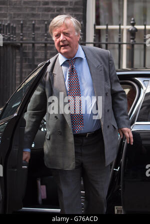 Ken Clarke, Minister ohne Portfolio, kommt in der Downing Street 10 in London an, als David Cameron den letzten Schliff für eine Neuordnung gibt, bei der erwartet wird, dass mehr Frauen in Schlüsselpositionen befördert werden. Stockfoto