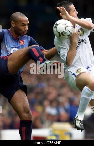 Thierry Henry von Arsenal in Aktion gegen Gary Kelly von Leeds United (rechts) während ihres FA Barclaycard Premiership-Spiels auf dem Leeds' Elland Road Ground, Yorkshire. Arsenal besiegte Leeds United 4:1. Stockfoto