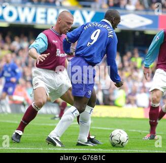 Chelseas Jimmy Floyd Hasselbaink (rechts) geht während ihres FA-Barclaycard-Premiership-Spiels an Chelseas Stanford Bridge, London, an West Hams Tomas Repka vorbei. West Ham gewann das Spiel 3-2. Stockfoto