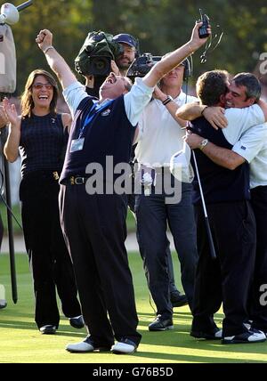 Europa Ryder Cup Kapitän Sam Torrance feiert den Gewinn des 34. Ryder Cup mit Frau Suzanne (links) und Paul McGinley (rechts), die den Sieg Putt am Belfry, in der Nähe von Sutton Coldfield sank. Stockfoto