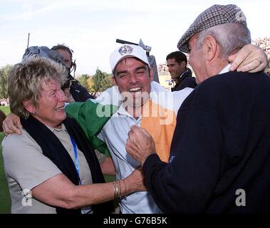 Der europäische Paul McGinley wird von Bob und June Torrance, den Eltern von Ryder Cup Kapitän Sam Torrance, gratuliert, nachdem McGinleys Putt die USA endgültig besiegt hatte, um den 34. Ryder Cup am Belfry in der Nähe von Sutton Coldfield zu gewinnen. Stockfoto