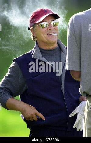 Don Johnson kommt zu einem Trainingslauf bei der Dunhill Links Championship 2002 in St Andrews. Das Turnier wird auf drei Links-Plätzen in Rotation gespielt, dem Old Course in St Andrews, Championship Course in Carnoustie und dem Kingsbarns Golf Links Course. Stockfoto