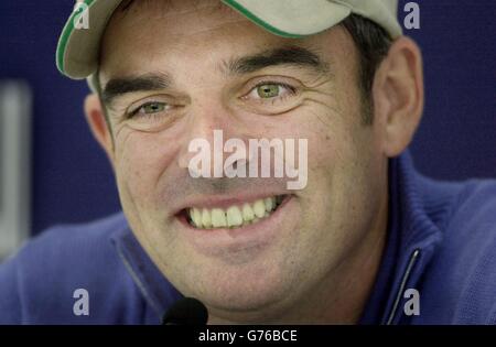 Ryder Cup-Held Paul McGinley spricht bei der Dunhill Links Championship 2002 in St Andrews mit der Presse. Das Turnier wird auf drei Links-Plätzen in Rotation gespielt: Dem Old Course in St Andrews, dem Championship Course in Carnoustie und dem Kingsbarns Golf Links Course. Stockfoto