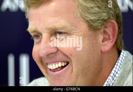 Colin Montgomerie spricht bei der Dunhill Links Championship 2002 in St Andrews mit der Presse. Das Turnier wird auf drei Links-Plätzen in Rotation gespielt: Der Old Course in St Andrews, Championship Course in Carnoustie und der Kingsbarns Golf Links Course. Stockfoto