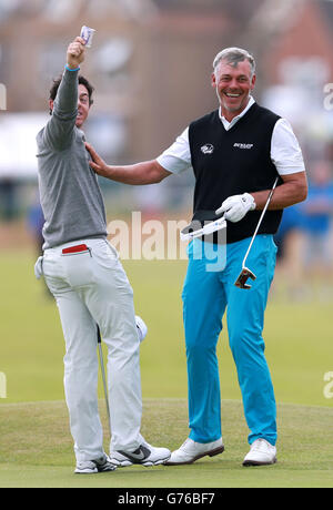 Der nordirische Rory McIlroy (links) feiert den Gewinn einer Privatwette mit Darren Clarke aus Nordirland während des 4. Trainingstages der Open Championship 2014 im Royal Liverpool Golf Club, Hoylake. Stockfoto