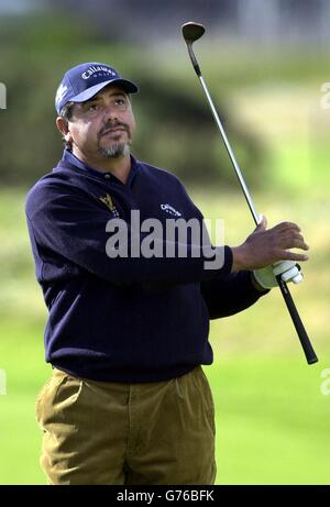 Eduardo Romero am 17. In Carnoustie zum Start der Dunhill Links Championship 2002. Das Turnier wird auf drei Links-Plätzen in Rotation gespielt, dem Old Course in St Andrews, Championship Course in Carnoustie und dem Kingsbarns Golf Links Course. Stockfoto