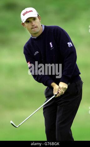 Padraig Harrington am 10. Bei der Dunhill Links Championship 2002 in Kingsbarns. Das Turnier wird auf drei Links-Plätzen im Wechsel ausgetragen: Dem Old Course in St Andrews, dem Championship Course in Carnoustie und dem Kingsbarns Golf Links Course. Stockfoto