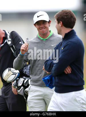 Der nordirische Rory McIlroy (links) feiert den Gewinn einer Privatwette mit Darren Clarke aus Nordirland während des 4. Trainingstages der Open Championship 2014 im Royal Liverpool Golf Club, Hoylake. Stockfoto