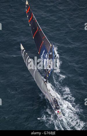 Das britische America's Cup Team GBR Challenge an Bord von Wight Lightning (unten) traf das Heck der amerikanischen oneworld Yacht USA-67 zu Beginn ihres Rennens im Hauraki Golf vor Auckland, Neuseeland. *... Sie führten ihre Strafe 360 Grad Turn kurz vor dem Überqueren der Ziellinie drei Minuten 22 Sekunden nach ihren Gegnern. Stockfoto