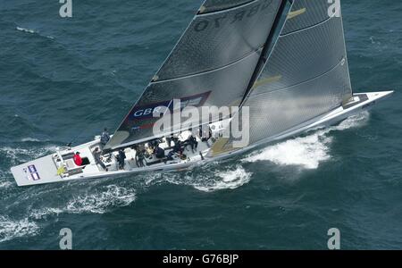 Großbritanniens America's Cup Team GBR Challenge Yacht Wight Lightning im Hauraki Golf vor Auckland, Neuseeland während ihres Wettkampfes gegen das amerikanische oneworld Team an Bord der USA-67. Team GBR erlittenen eine 360-Grad-Elfmeter nach dem Treffer USA-67 am Start und schließlich drei Minuten 22 Sekunden nach dem Gegner beendet. Stockfoto