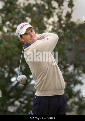 Dunhill Padraig Harrington. Der gestrige Anführer, der irische Padraig Harrington, schlägt sich bei der Dunhill Links Championship 2002 in St. Andrews auf den dritten Platz zurück. Stockfoto