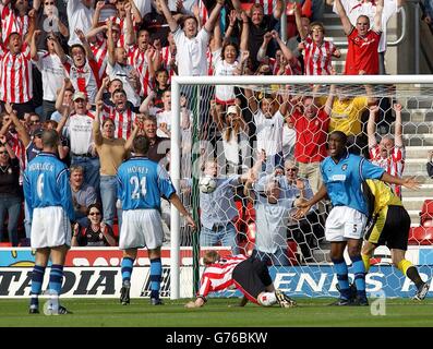 Southampton's Brett Ormerod (Mitte, unten) erzielt das Eröffnungstor gegen Manchester City, während die Fans im Hintergrund während ihres FA Barclaycard Premiership-Spiels im Southampton's St. Mary's Stadium feiern. Stockfoto