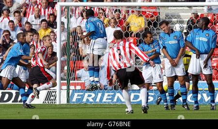 Southampton's Wayne Bridge (Mitte) schlägt die Defensivmauer von Manchester City, schlägt aber bei ihrem FA Barclaycard Premiership-Spiel im Southampton's St. Mary's Stadium keine Tore. Stockfoto