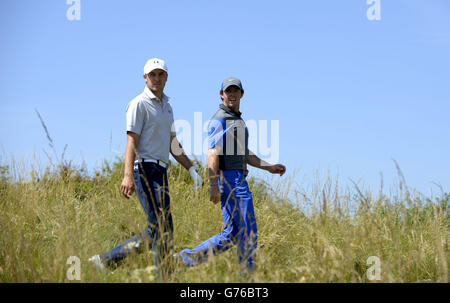 Der nordirische Rory McIlroy und der US-amerikanische Jordan Spieth (links) am ersten Tag der Open Championship 2014 im Royal Liverpool Golf Club, Hoylake. Stockfoto