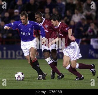 Ronald de Boer (L) der Rangers kommt den Hearts-Spielern Ricardo Fuller und Thomas Flogel (R) während ihres Bank of Scotland-Spiels zur schottischen Premiership auf dem Hearts' Tynecastle Park Ground aus dem Weg. Stockfoto