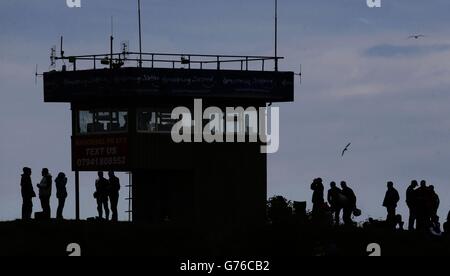 Zuschauer beobachten die MCE Britsh Superbike Championship 2014, Runde 4, Rennen 12, in Zusammenarbeit mit Pirelli während des MCE British Superbike Championship Race auf dem Knockhill Racing Circuit, Fife. Stockfoto