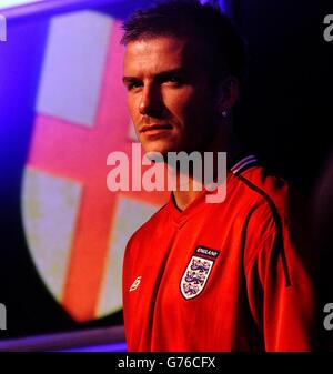 England Kapitän David Beckham modelliert Englands neues Auswärtstrikot für die WM 2002 im Sheraton Skyline Hotel in der Nähe von Heathrow, London. * 21/2/02: England Fußball-Kapitän David Beckham ist zu helfen, eine neue Reihe von Kleidung für Jungen in einem neuen Deal mit der High Street Kette Marks & Spencer zu schaffen, wurde es bestätigt. Er wird der neuen Kollektion, die ab September im Handel erhältlich sein wird, seinen Namen verleihen und in deren Gestaltung eng eingebunden sein soll. Stockfoto