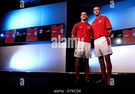 Der englische Kapitän David Beckham (rechts) und Michael Owen (links) modellieren Englands neues Auswärtstrikot für die Weltmeisterschaft 2002 im Sheraton Skyline Hotel in der Nähe von Heathrow, London. Stockfoto