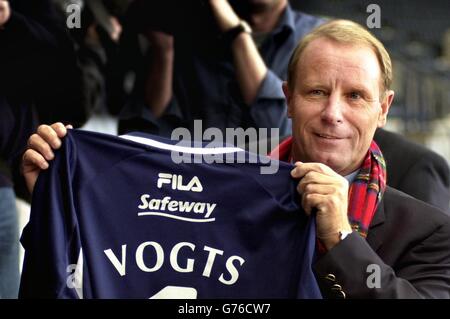 Der ehemalige deutsche Nationaltrainer Berti Vogts wurde als neuer Chef der schottischen Nationalmannschaft bestätigt. Vogts, der eine Pressekonferenz im Glasgows Hampden Stadion abhielt, sagte, er sei "geehrt", der neue Chef zu werden, nachdem der Scottish Football Association seine vorzeitige Entlassung aus seinem Vertrag mit ihren Kuwait-Kollegen ausgehandelt hatte. Vogts, der seine Mannschaft in Wembley zum Sieg bei der Euro '96 führte, wird ab dem 1. März die Führung des schottischen Teams übernehmen. Stockfoto