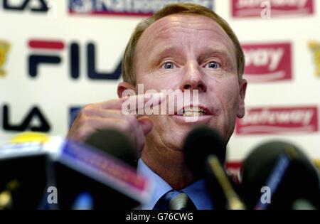 Der ehemalige deutsche Nationaltrainer Berti Vogts wurde als neuer Chef der schottischen Nationalmannschaft bestätigt. Vogts, der eine Pressekonferenz im Glasgows Hampden Stadion abhielt, sagte, er sei "geehrt", der neue Chef zu werden, nachdem der Scottish Football Association seine vorzeitige Entlassung aus seinem Vertrag mit ihren Kuwait-Kollegen ausgehandelt hatte. Vogts, der seine Mannschaft in Wembley zum Sieg bei der Euro '96 führte, wird ab dem 1. März die Führung des schottischen Teams übernehmen. Stockfoto