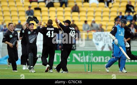 Der englische Nick Knight (rechts) geht vom Feld, nachdem er während des zweiten Tages der Internationalen Sportarena im WestpacTrust Stadium in Wellington, Neuseeland, für 9 Runs gefangen wurde. Neuseeland gewann das Spiel mit 155 Läufen, nachdem England für 89 Bowlingbahn gewonnen hatte. Stockfoto