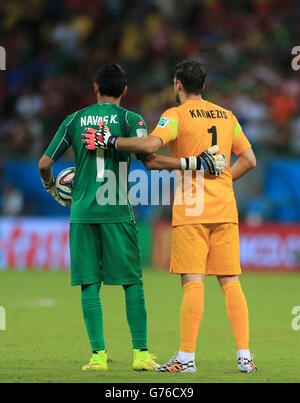 Costa Rica Torwart Keylor Navas (links) und Griechenland Torwart Orestis Karnezis Arm in Arm vor dem Elfmeterschießen Stockfoto