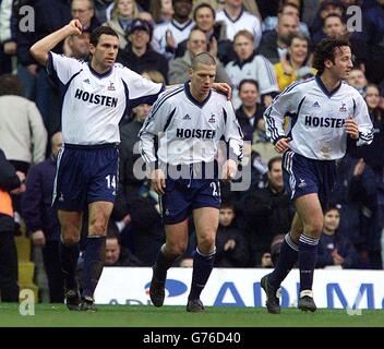 Gustavo Poyet von Tottenham Hotspur (links) feiert sein Tor mit Christian Ziege (Mitte) und Mauricio Taricco während des fünften Fußballspiels des AXA FA Cup gegen Tranmere Rovers in der White Hart Lane im Norden Londons. Stockfoto