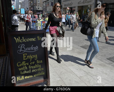 Ein allgemeiner Blick auf die Straße vor Bewley's Cafe in der geschäftigen Grafton Street in Dublin, Irland, da das Café seinen langjährigen Kampf verloren hat, um seinen Vermieter zu stoppen, die Miete für die berühmten Grafton Street Räumlichkeiten zu wandern. Stockfoto