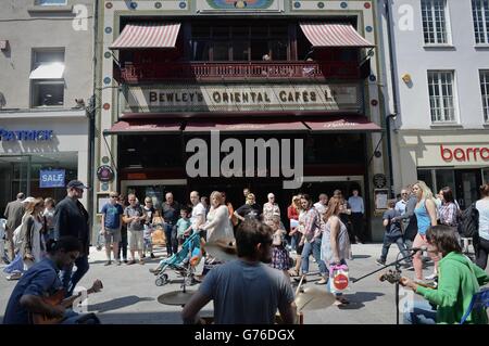 Ein allgemeiner Blick auf die Vorderseite von Bewley's Cafe an der geschäftigen Grafton Street in Dublin, Irland, da das Café seinen langjährigen Kampf verloren hat, um seinen Vermieter zu stoppen, die Miete für die berühmten Grafton Street Räumlichkeiten zu wandern. Stockfoto