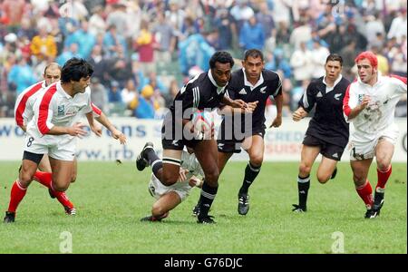 Der Neuseeländer Joe Rokocoko spaltet die portugiesische Verteidigung während ihrer zweiten Runde der Hongkonger Sevens. Stockfoto