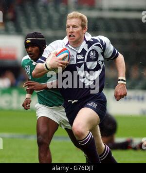 Scotlands Iain Fairley streift ab, um sich gegen Sri Lanka zu wehren, während seine Seiten bei den Hong Kong Sevens hart den 19-10. Sieg in der zweiten Runde gewannen. Stockfoto