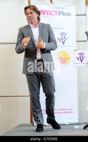 Comedian John Bishop spricht während eines Besuchs bei einem M-PACT (Moving Parents and Children Together) Plus Counselling Programm mit der Herzogin von Cambridge (nicht im Bild) an der Blessed Sacrament School in Islington, North London. Stockfoto