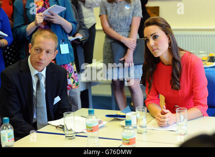 Die Herzogin von Cambridge während ihres Besuchs bei einem M-PACT (Moving Parents and Children Together) Plus Counselling Programm an der Blessed Sacrament School in Islington, North London. Stockfoto