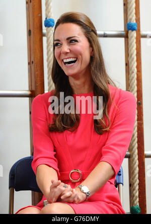 Die Herzogin von Cambridge während ihres Besuchs bei einem M-PACT (Moving Parents and Children Together) Plus Counselling Programm an der Blessed Sacrament School in Islington, North London. Stockfoto