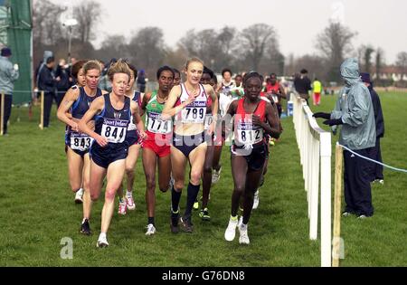 Die britische Athletin Paula Radcliffe (Mitte) kämpft mit der Amerikanerin Deena Drossin (L) und der Kenianerin Rose Cheruiyot (R) bei der 30. IAAF World Cross-County Championship in Dublin. Radcliffe verteidigte ihren Titel in einer Zeit von 26.55 erfolgreich, wobei die Amerikanerin neun Sekunden hinter ihr den zweiten Platz belegte. Stockfoto