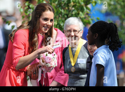 Die Herzogin von Cambridge während ihres Besuchs bei einem M-PACT (Moving Parents and Children Together) Plus Counselling Programm an der Blessed Sacrament School in Islington, North London. Stockfoto