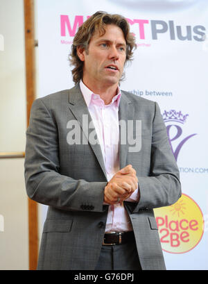 Comedian John Bishop spricht während eines Besuchs bei einem M-PACT (Moving Parents and Children Together) Plus Counselling Programm mit der Herzogin von Cambridge (nicht im Bild) an der Blessed Sacrament School in Islington, North London. Stockfoto