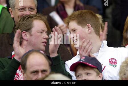 Prinz Harry (R) mit einem Freund, der England beim Lloyds TSB Six Nations Match in Twickenham in London beim Spielen von Wales zusieht. Stockfoto