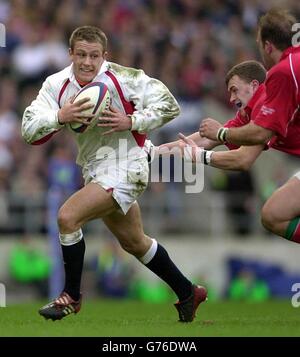 Der Engländer Jonny Wilkinson bricht bei seinem Lloyds TSB Six Nations Match in Twickenham in London die walisische Verteidigung durch. 04/10/04: Jonny Wilkinson, der am Montag, den 4. Oktober 2004, zum neuen englischen Rugby-Union-Kapitän für die drei November-Tests ernannt wurde. Die Newcastle Fly-Half übernimmt Lawrence Dallaglio, der vor fünf Wochen aus dem internationalen Rugby ausgeschieden ist, und er war der klare Favorit, um die Vakanz zu füllen. Das erste Spiel, das der Weltmeister Wilkinson führt, ist der Twickenham-Termin mit Kanada am 13. November, gefolgt vom Besuch des Tri-Nations-Champions Südafrika A Stockfoto