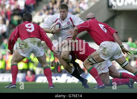 Englands Ben Cohen versucht, die walisische Verteidigung während ihres Lloyds TSB Six Nations-Spiels in Twickenham in London zu durchbrechen. Endnote: England 50 Wales 10. Stockfoto