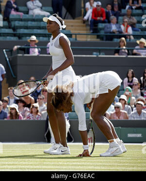 Die USA Serena und Venus Williams bei ihrem Doppelspiel am 9. Tag der Wimbledon Championships im All England Lawn Tennis and Croquet Club in Wimbledon. Stockfoto