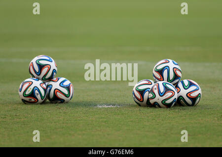 Fußball - FIFA Fußball-Weltmeisterschaft 2014 - Runde 16 - Costa Rica gegen Griechenland - Arena Pernambuco. Adidas Brazuca offizielle Spielbälle Stockfoto