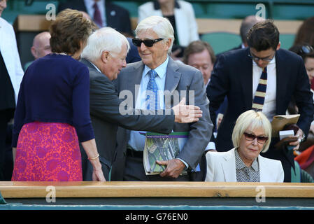 Sir Michael Parkinson und seine Frau Lady Mary (rechts) kommen am 11. Tag der Wimbledon Championships im All England Lawn Tennis and Croquet Club in Wimbledon in der Royal Box am Centre Court an. Stockfoto