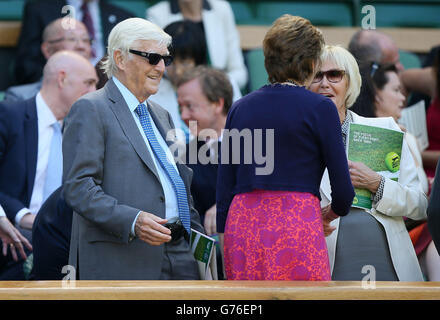 Sir Michael Parkinson und seine Frau Lady Mary (rechts) kommen am 11. Tag der Wimbledon Championships im All England Lawn Tennis and Croquet Club in Wimbledon in der Royal Box am Centre Court an. Stockfoto