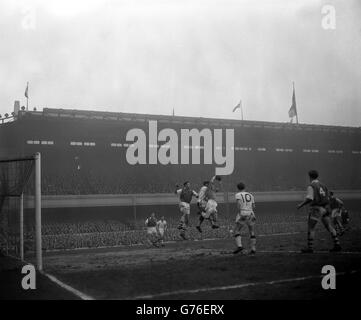 Arsenal-Torwart Jack Kelsey schlägt sie alle, als er springt, um einen Torschuss des Teams von Manchester United zu retten. Stockfoto